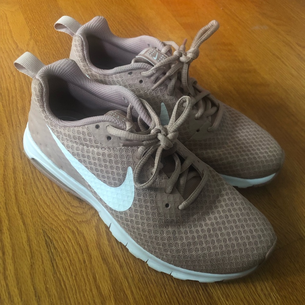 Light pink nike roshe